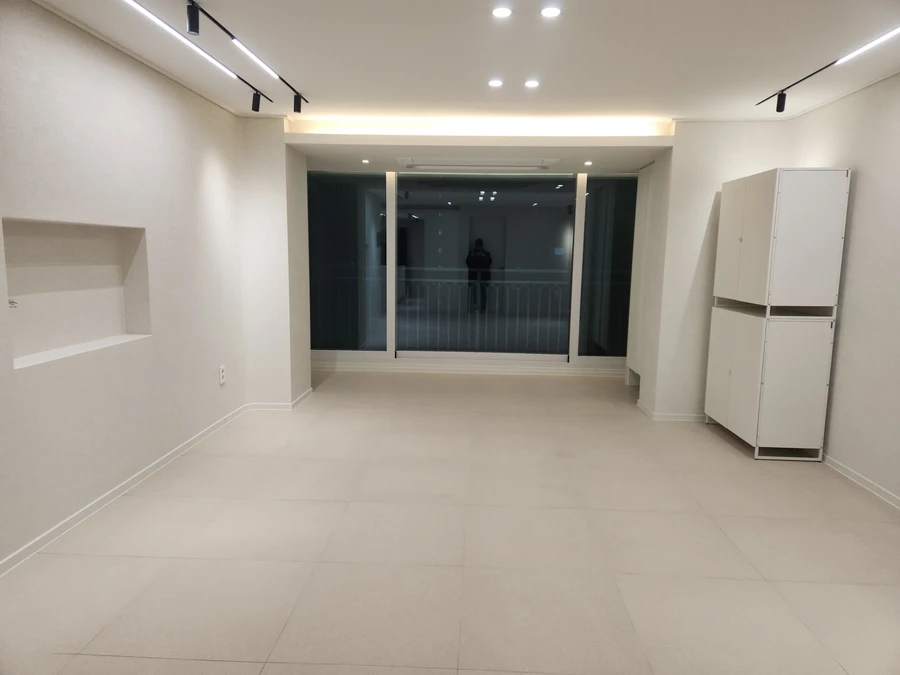 바닥 타일·창호 정리 시공 · 아파트